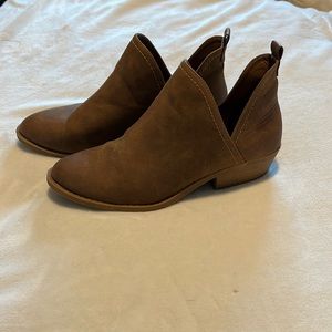 Women’s brown ankle booties. Universal Thread brand. Size 8.5
